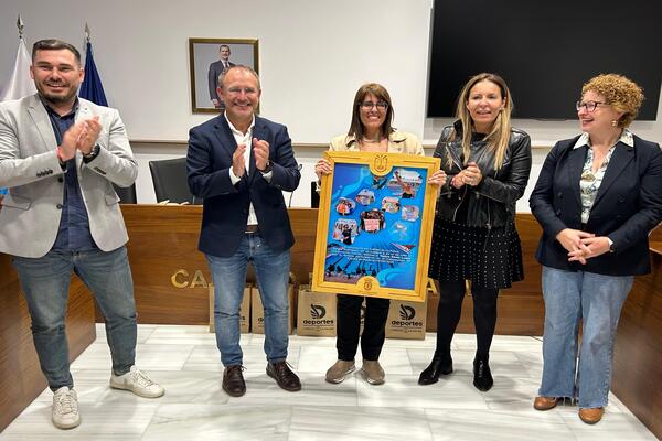 Sergio Rodríguez recibe y felicita a Yajaira Pérez tras ganar el campeonato de España de Natación FEDDI en 50 metros libres S16