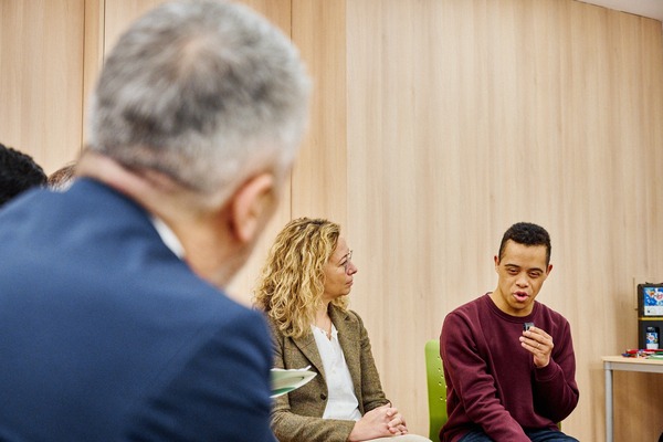 El CERMI reclama a Educación mejorar el trato al alumnado con discapacidad en las becas 2026-2027 Estudiante con discapacidad accediendo a becas y ayudas educativas