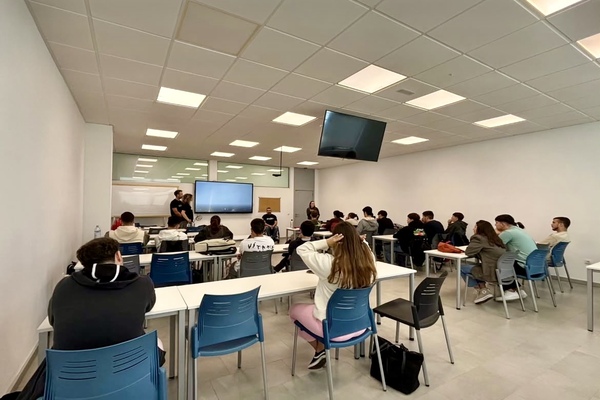 Sin Barreras Driving visibiliza la inclusión en el automovilismo y la movilidad con su campaña de sensibilización por los centros educativos