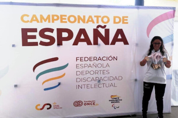 Diez medallas para la teldense Laura Pérez Suárez en el Campeonato de España de Natación FEDDI 2025