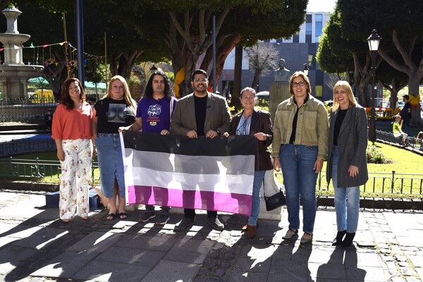 La Laguna conmemora el Día de la Visibilidad Asexual e iza la bandera representativa del colectivo