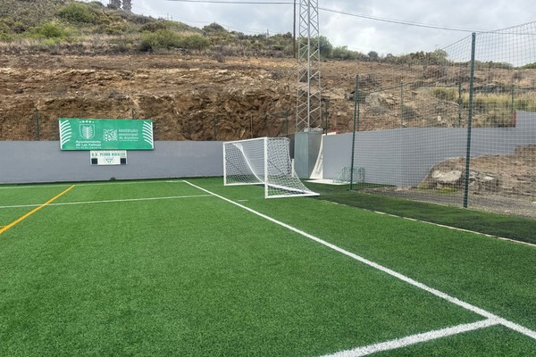Las Palmas de Gran Canaria mejora el césped artificial de más de una decena de campos de fútbol de la ciudad