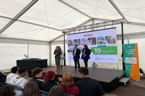 Cerca de un millar de personas asistieron a la tercera edición de la Muestra de Profesiones de Santa Cruz de Tenerife