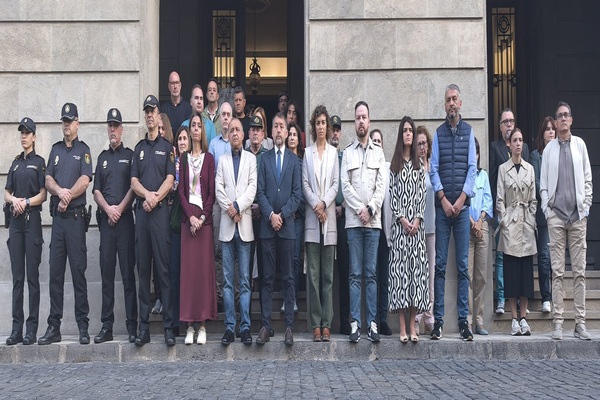 Santa Cruz de Tenerife se sumó al minuto de silencio contra el asesinato por violencia de género en Galicia
