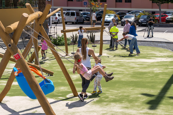 El nuevo parque infantil de La Paredilla, ubicado en Santa Lucía de Tirajana, cuenta con juegos inclusivos y accesibles
