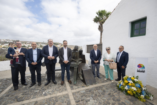 La aleación de amor y talento de Saulo Torón e Isabel Macario se transforma en bronce en el corazón del barrio de San Francisco de Telde