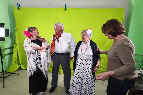 Las personas mayores del Centro de Día Acaymo se convierten en estrellas de la telenovela ‘Barranqueras de pasión’