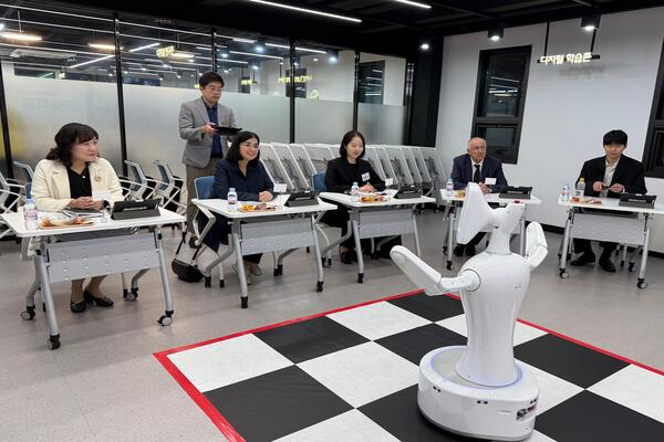 Darias conoce en Seúl un innovador modelo de atención a personas mayores basado en robótica e inteligencia artificial