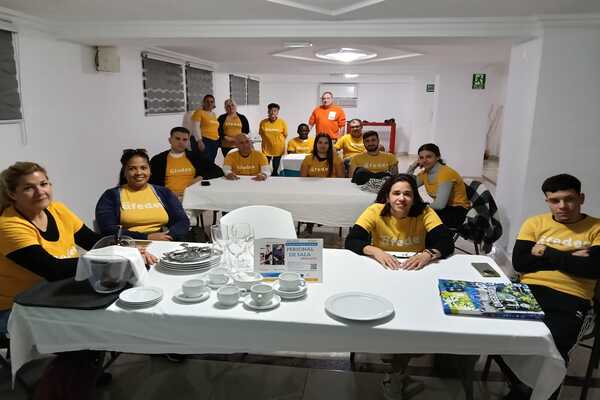 Gracias a AFEDES, Almudena y Laines han conseguido un empleo a través del curso gratuito ‘Personal de Sala’