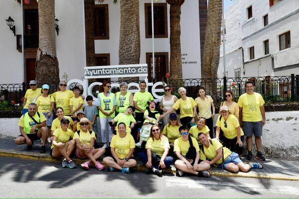 Elsa y Mario lideraron una marcha solidaria en Agaete por la ELA