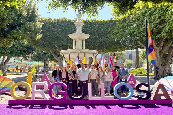 La Laguna luce con orgullo los colores del colectivo LGBTIQA+ en la plaza del Adelantado