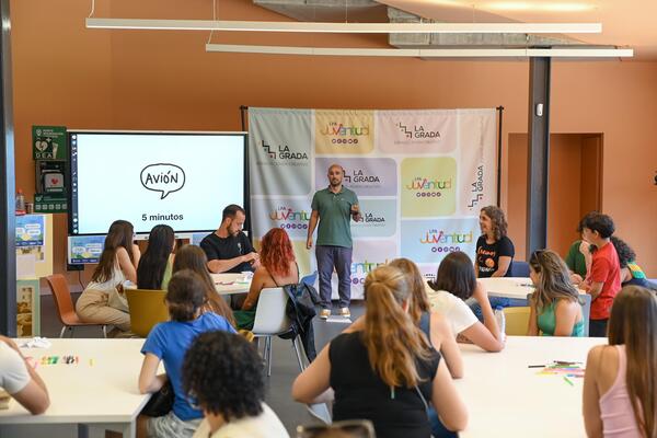 El ilustrador ’72 Kilos’ invita a la juventud a crear sin miedo ni límites en una clase maestra organizada por Las Palmas de Gran Canaria
