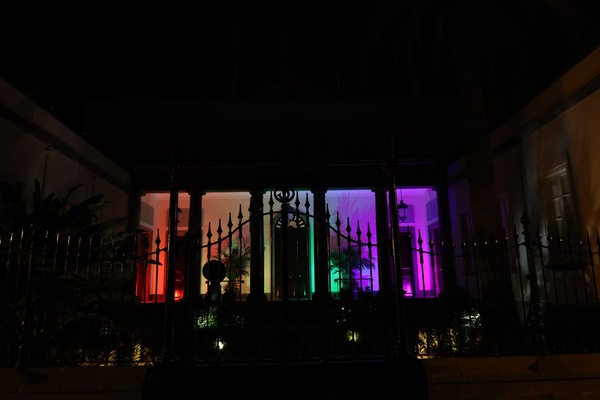 El Parlamento de Canarias ilumina su fachada con los colores del arcoíris con motivo del Día del Orgullo