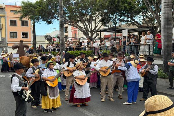 Telde ofrenda con dos toneladas de solidaridad en la Romería de San Juan Bautista