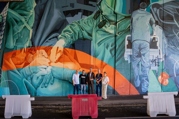 La Laguna homenajea a todo el personal del HUC con un emotivo mural La Laguna homenajea a todo el personal del HUC con un emotivo mural