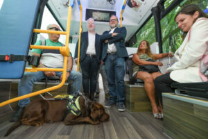 Guaguas Municipales facilita el acceso de perros de asistencia y afianza su apuesta por la accesibilidad