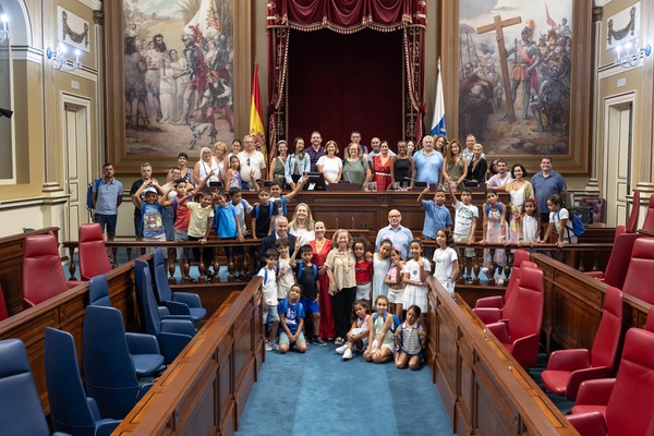 El Parlamento de Canarias recibe a los niños y niñas saharauis del proyecto ‘Vacaciones en Paz 2025’ gracias a la solidaridad canaria