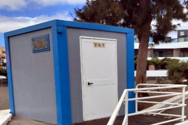 Telde repara los daños ocasionados por actos vandálicos en el aseo de la playa de La Garita y restablece el servicio