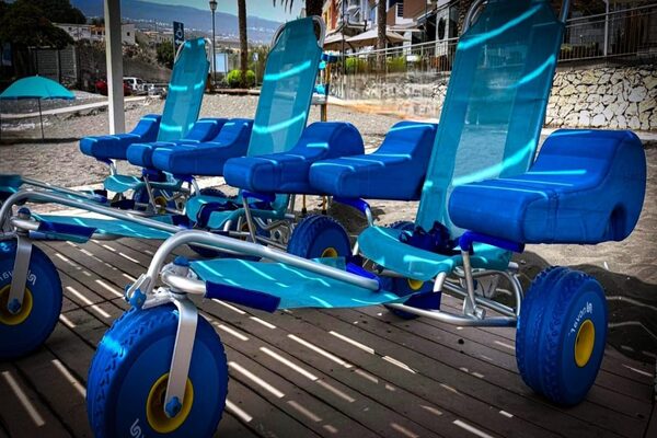 Canarias facilita el acceso a la playa a las personas con discapacidad con la entrega de 76 sillas anfibias