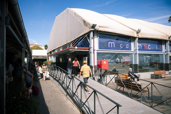 La Laguna mejora la accesibilidad de su Mercado Municipal y restituye gran parte del pavimento que rodea a esta instalación pública