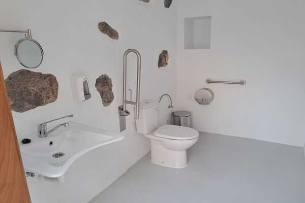 Finalizan las obras del aseo para personas con discapacidad en el Museo de La Molina en La Charca, en Puerto del Rosario