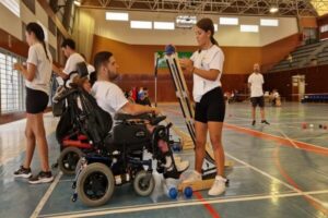 Un deportista de boccia junto a su auxiliar durante un encuentro