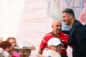 El alcalde de La Laguna saludando a un vecino