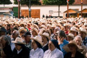 Un grupo de mayores mirando al escenario