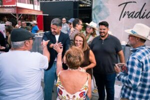 El alcalde de La Laguna saludando a personas que asistieron al evento