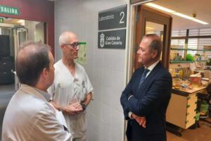 Augusto Hidalgo visita el Hospital Universitario Doctor Negrín