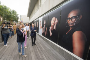 El Cabildo acoge Bold, una exposición que visibiliza la fuerza y la belleza de mujeres con cáncer de mama