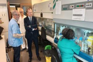 Augusto Hidalgo visita el Hospital Universitario Doctor Negrín