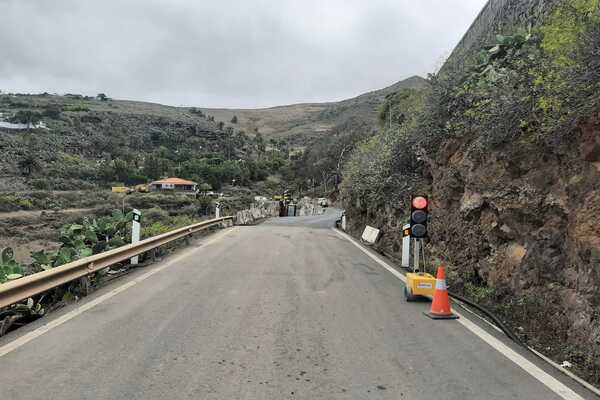 El Cabildo habilita un paso para facilitar el tránsito de los vecinos mientras se ejecuta la obra de muros de la carretera de Hoya Pineda El Cabildo habilita un paso para facilitar el tránsito de los vecinos mientras se ejecuta la obra de muros de la carretera de Hoya Pineda