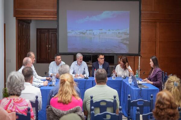 El Servicio de Urgencias de La Graciosa cuenta con una nueva ambulancia y un vehículo 4×4 El Servicio de Urgencias de La Graciosa cuenta con una nueva ambulancia y un vehículo 4x4