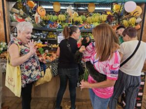 Los lazos rosas inundan el Mercado Municipal de Telde por la lucha contra el cáncer de mama