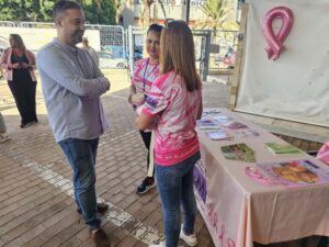Los lazos rosas inundan el Mercado Municipal de Telde por la lucha contra el cáncer de mama