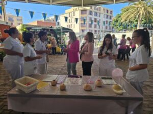 Los lazos rosas inundan el Mercado Municipal de Telde por la lucha contra el cáncer de mama
