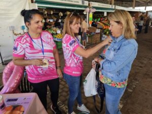Los lazos rosas inundan el Mercado Municipal de Telde por la lucha contra el cáncer de mama