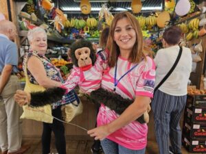 Los lazos rosas inundan el Mercado Municipal de Telde por la lucha contra el cáncer de mama