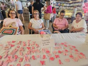 Los lazos rosas inundan el Mercado Municipal de Telde por la lucha contra el cáncer de mama