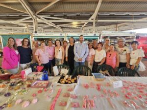 Los lazos rosas inundan el Mercado Municipal de Telde por la lucha contra el cáncer de mama