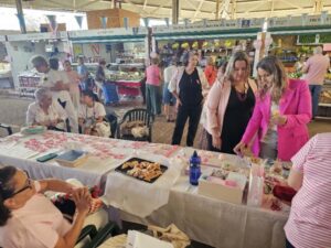 Los lazos rosas inundan el Mercado Municipal de Telde por la lucha contra el cáncer de mama