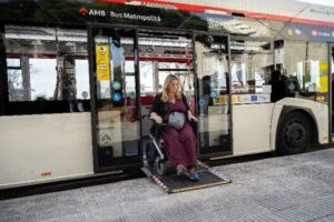 COCEMFE impulsa junto a TMB la actualización del Reglamento de Naciones Unidas que mejorará la accesibilidad de los autobuses en todo el mundo