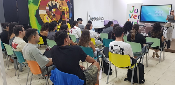Arucas imparte una formación en Lengua de Signos Española, Nivel A1 Momento del taller de Lengua de Signos Española en Arucas