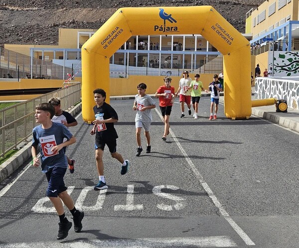 Decenas de escolares participan en la XII Carrera Solidaria del IES Jandía Decenas de escolares participan en la XII Carrera Solidaria del IES Jandía