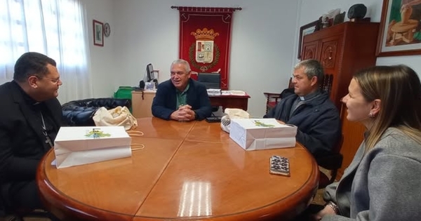 El obispo auxiliar de Canarias visita La Aldea de San Nicolás y refuerza la colaboración institucional Imagen de la reunión