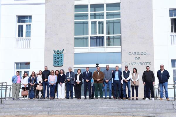Lanzarote guarda un minuto de silencio en repulsa por el primer caso de violencia de género de 2026 en Canarias Lanzarote guarda un minuto de silencio en repulsa por el primer caso de violencia de género de 2026 en Canarias