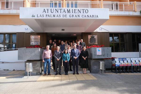 Las Palmas de Gran Canaria guarda un minuto de silencio y decreta luto oficial por un asesinato machista Las Palmas de Gran Canaria guarda un minuto de silencio y decreta luto oficial por un asesinato machista