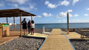 Puerto del Rosario facilita un uso más cómodo y accesible en las playas de Los Pozos y de Puerto Lajas