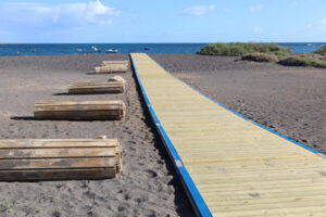 Puerto del Rosario facilita un uso más cómodo y accesible en las playas de Los Pozos y de Puerto Lajas